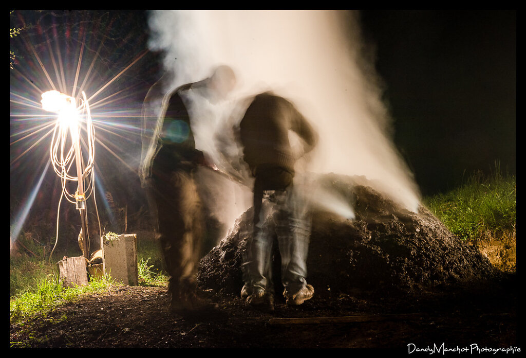 Charbonniers dans la nuit